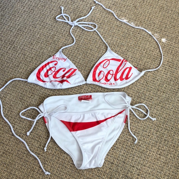 bikini coca cola